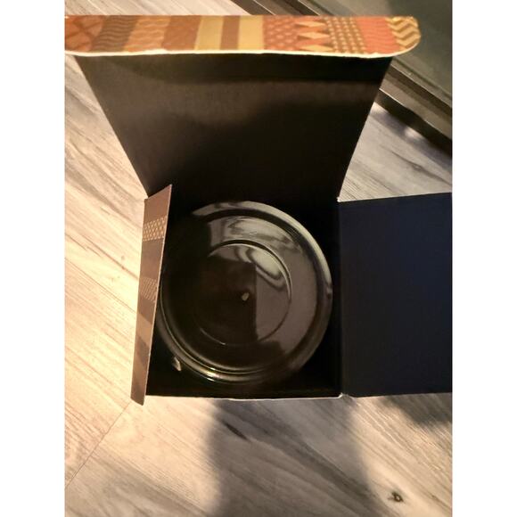 NEST Fragrances New York Scented Candle HEARTH Full Size - 8.1 0z / 230 g New - Picture 2 of 4